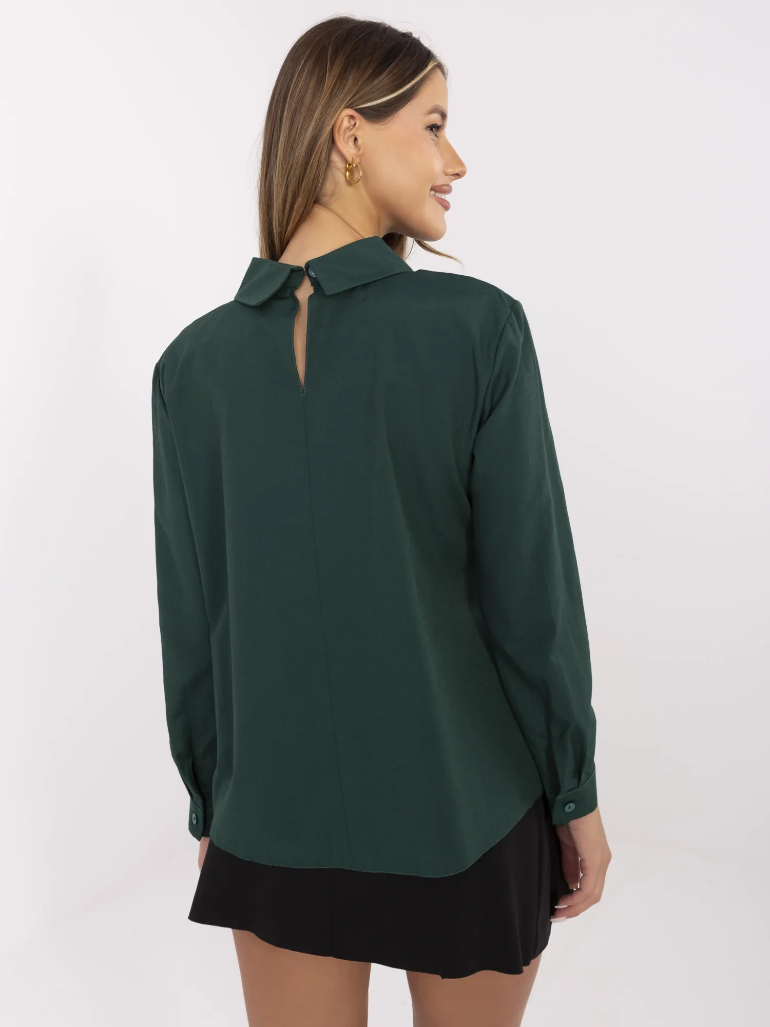 Dunkelgrüne elegante Bluse ohne Verschluss.