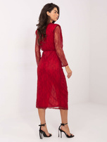 Czerwona koronkowa sukienka z rozcięciem