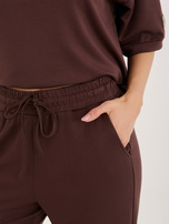 Czekoladowy dwuczęściowy komplet z naszywką RUE PARIS 