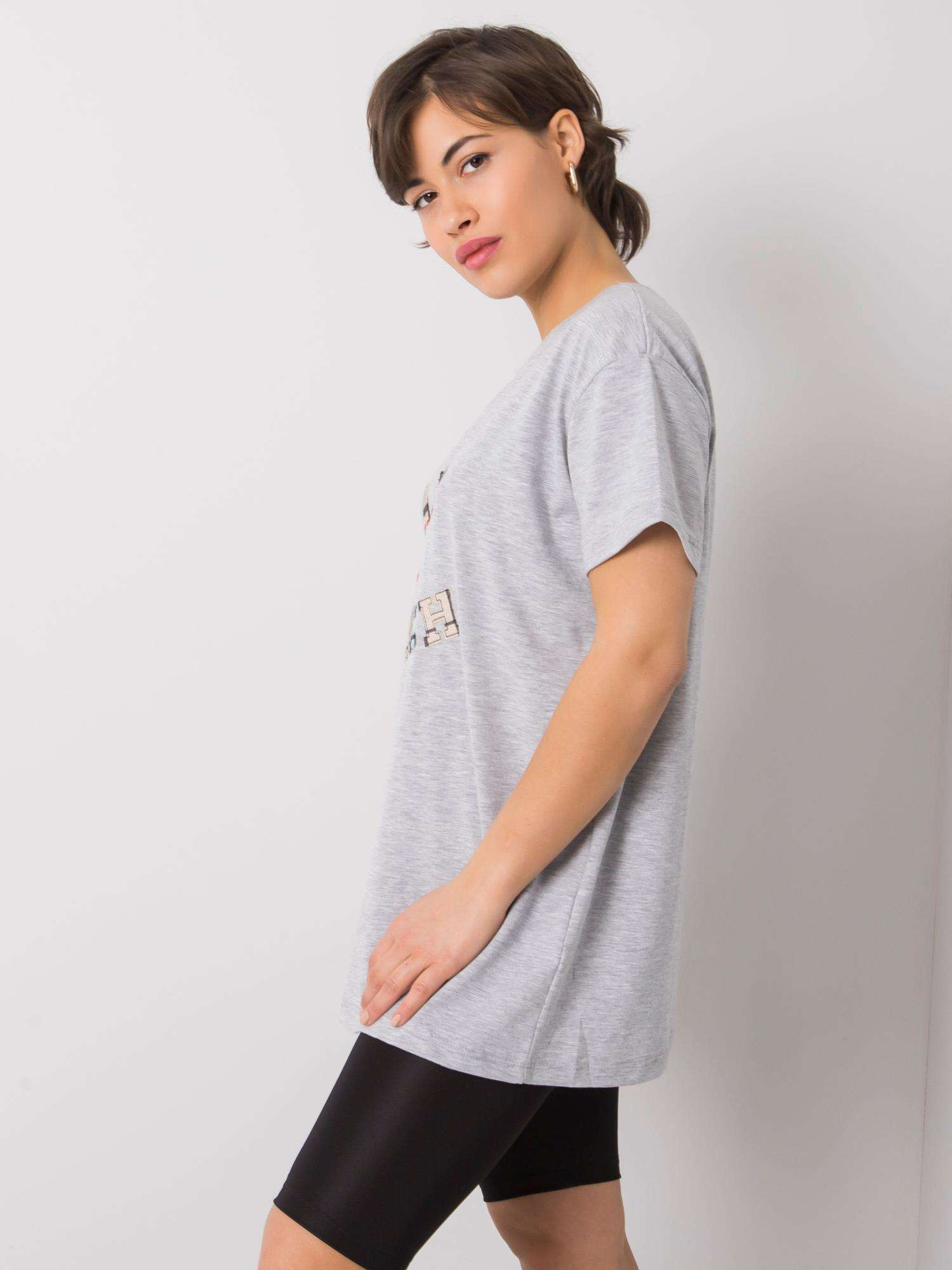 Szary t-shirt z napisem Elani