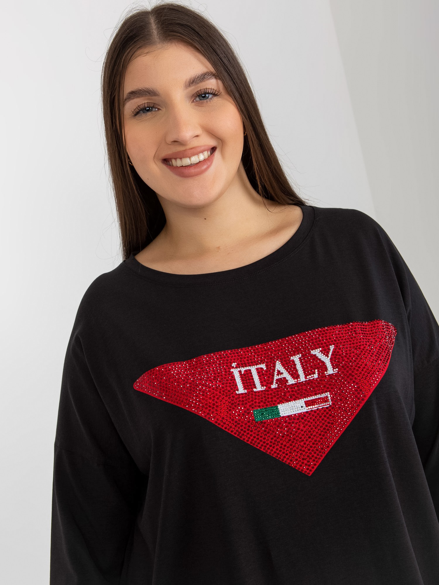 Czarna bluzka plus size z aplikacja i nadrukiem