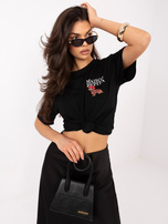 Czarny damski t-shirt z małym nadrukiem