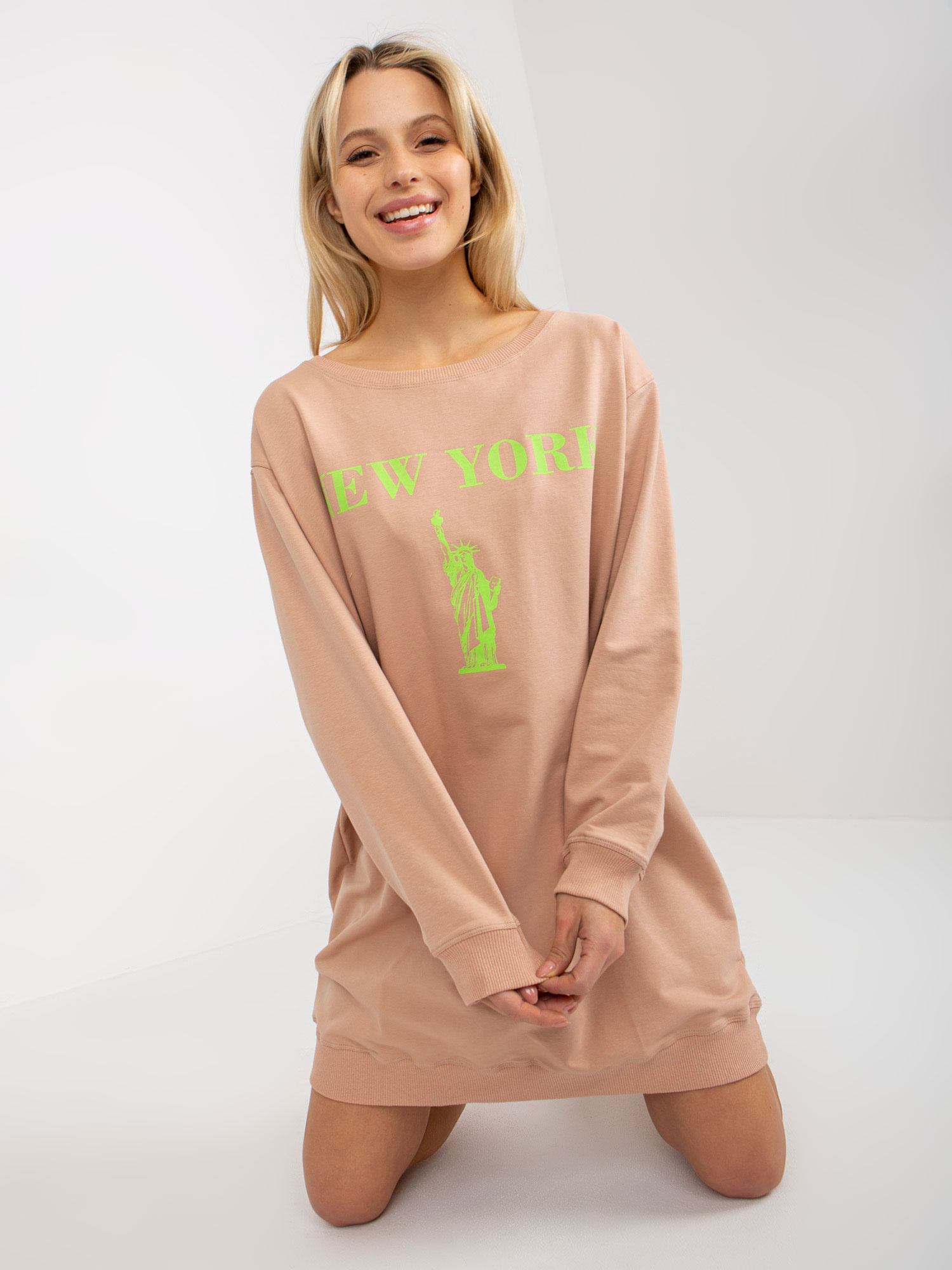 Hurt Beige-green women's long cotton sweatshirt with print.