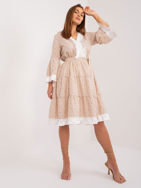 Hurt Beżowa ażurowa sukienka z falbaną i paskiem