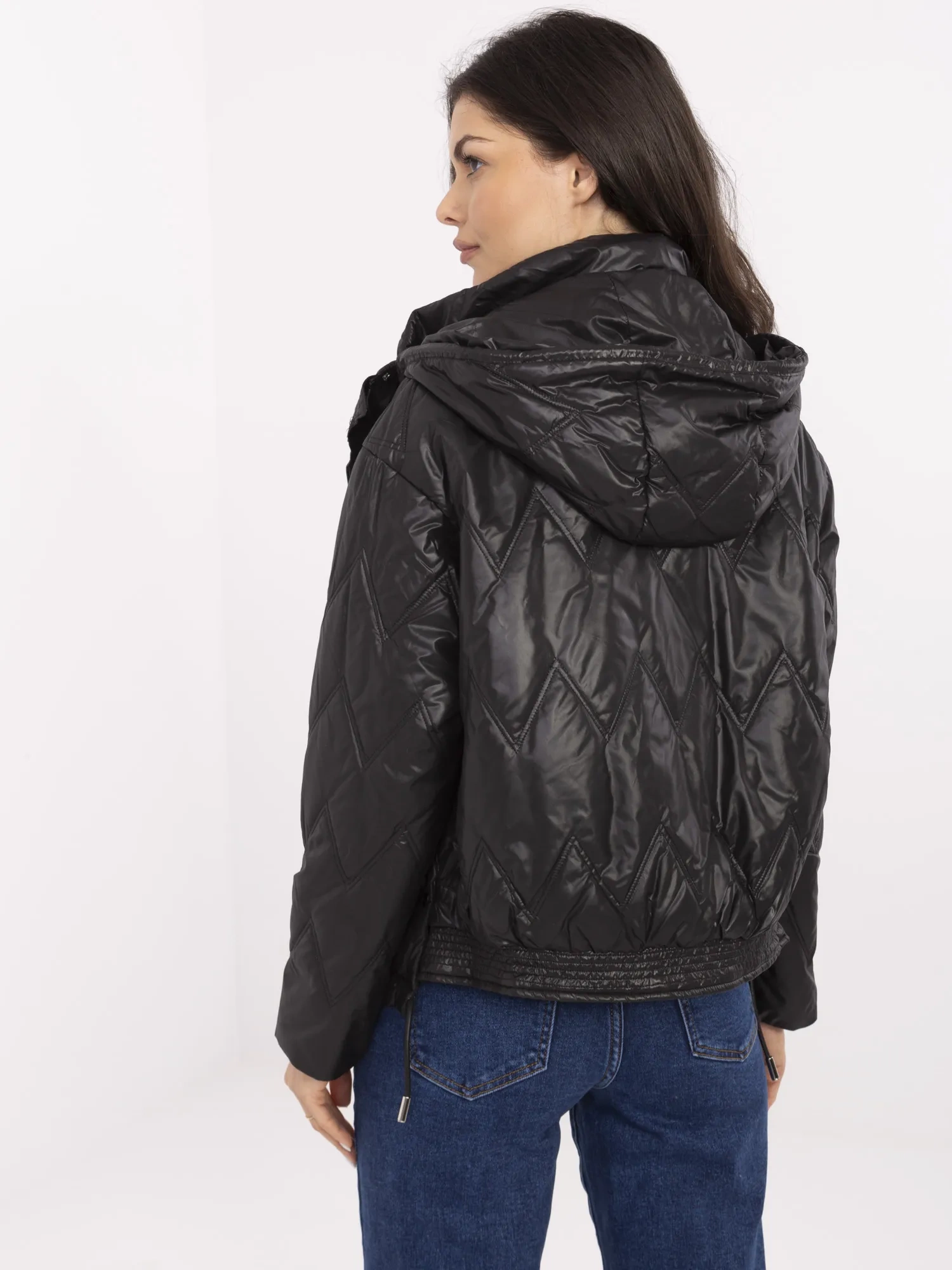 Schwarze gesteppte Damenjacke mit Gummizug.