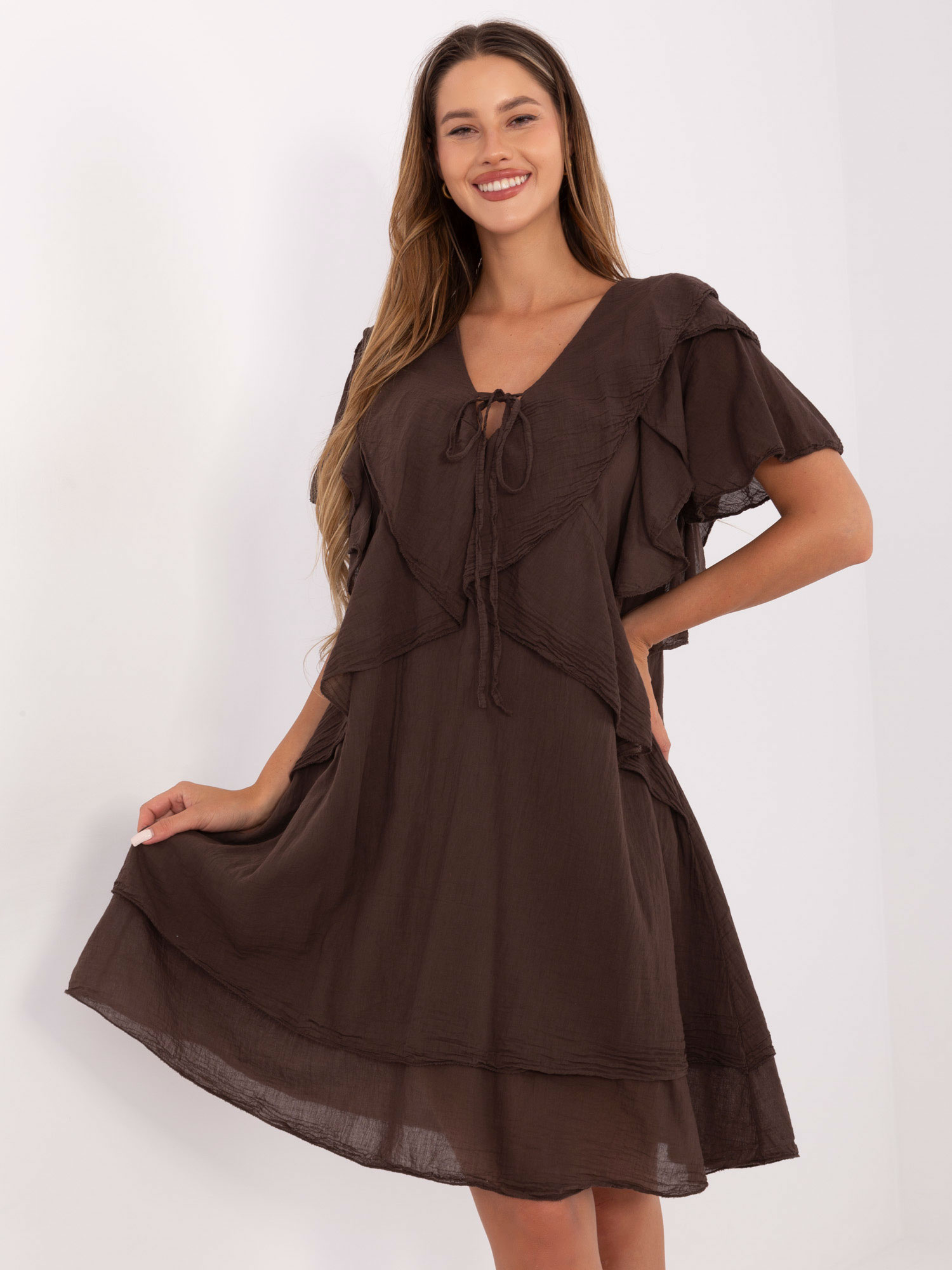 Dunkelbraunes Boho-Kleid mit Rüschen.