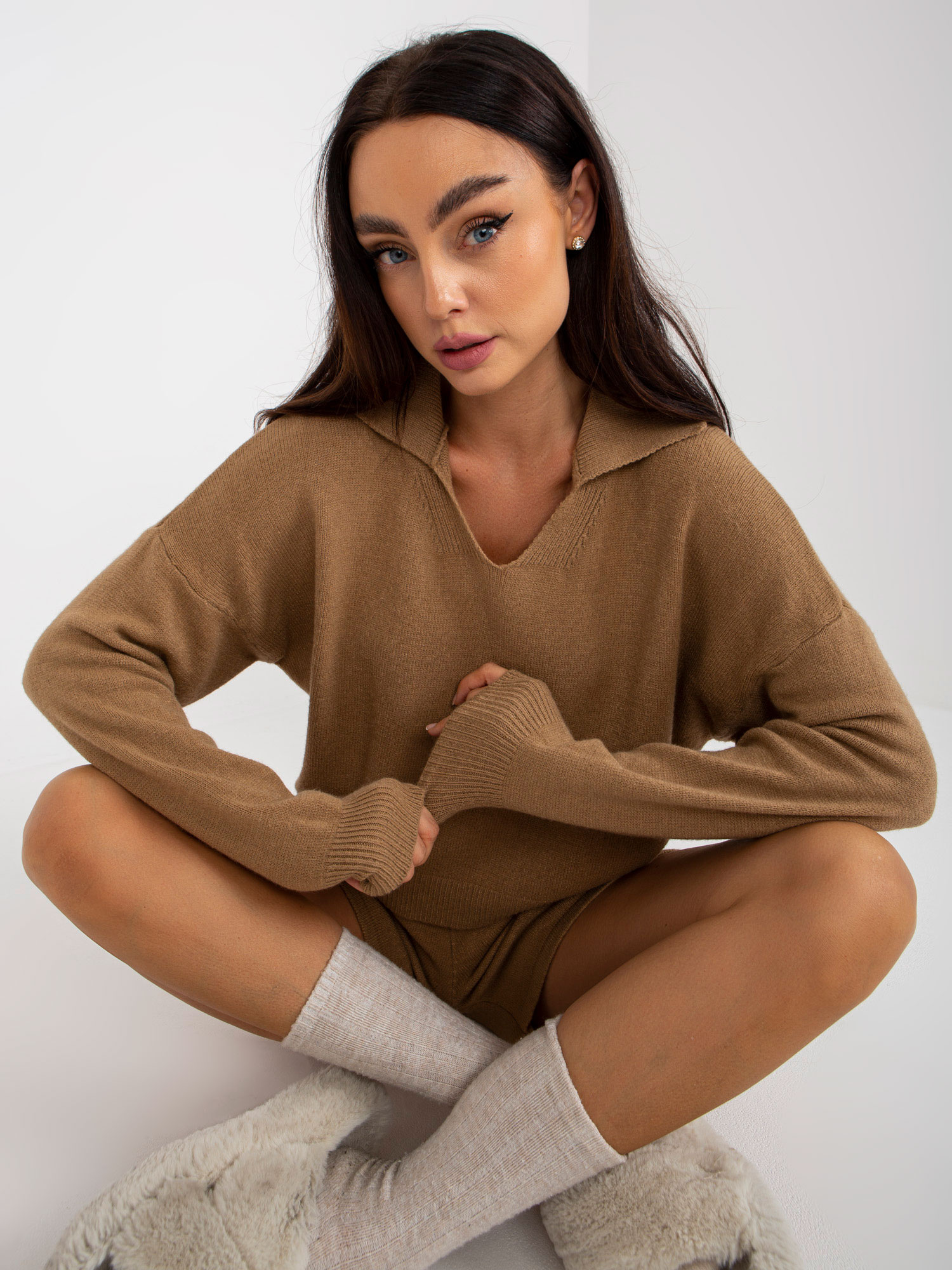 Camelowy dwuczęściowy komplet casualowy z dzianiny
