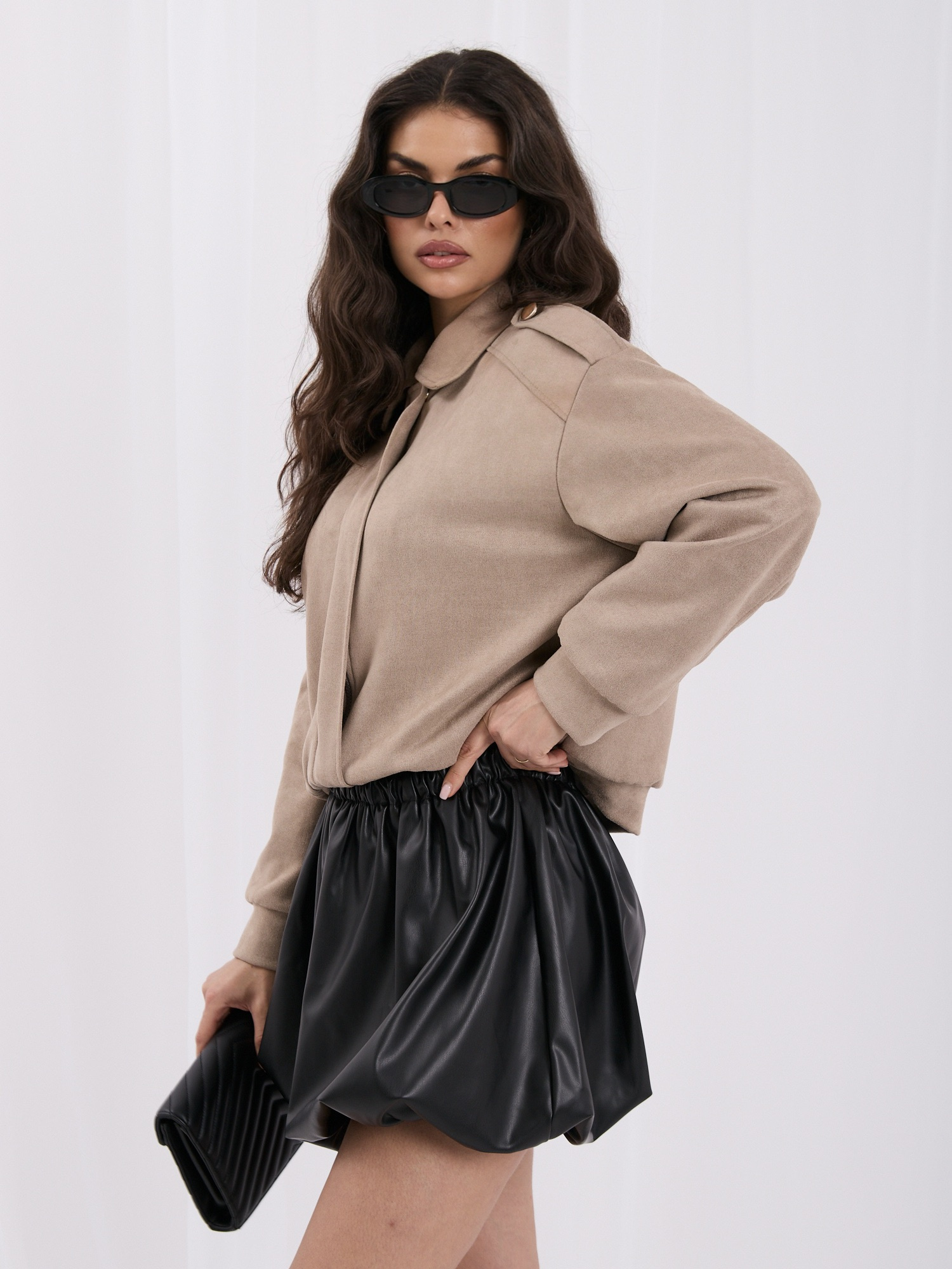 Beżowa kurtka z imitacją zamszu i pagonami 