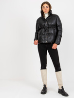 Hurtownia Czarna kurtka zimowa z eko skóry ze ściągaczami 