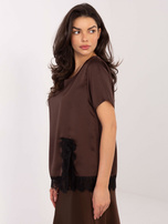 Czekoladowa satynowa bluzka z koronką 