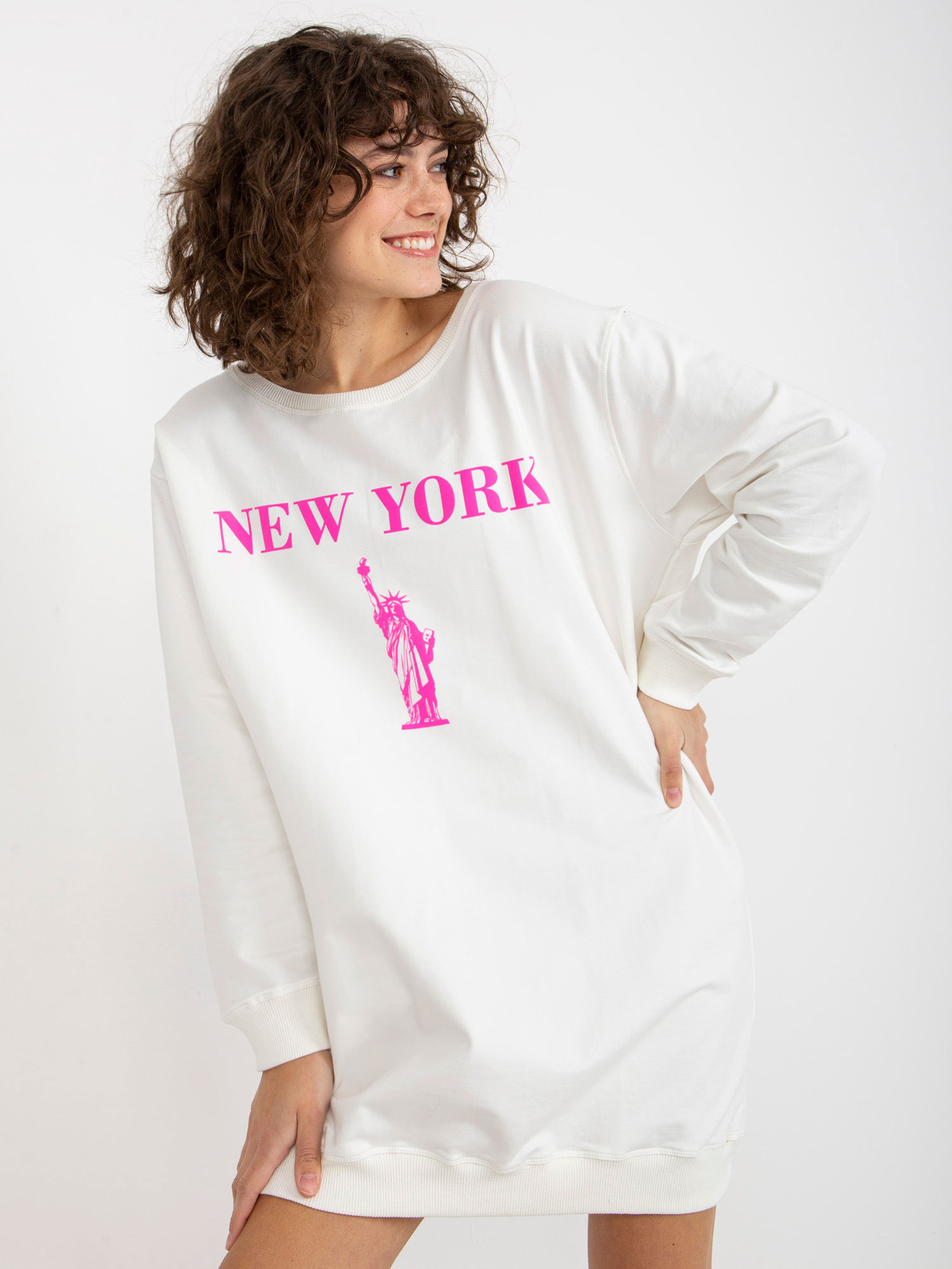 Ecru-różowa długa bluza oversize z napisem