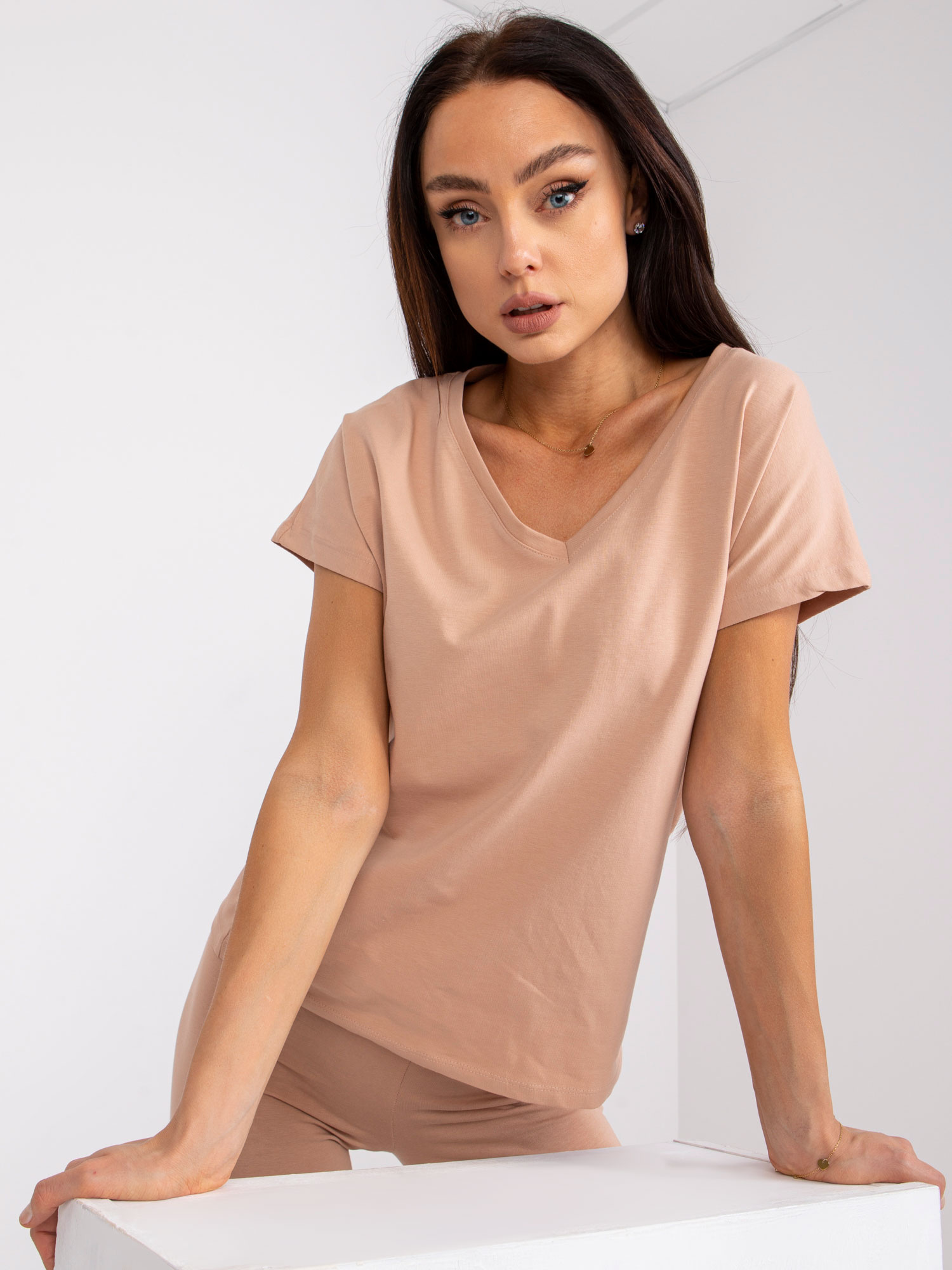 Camelowy luźny damski t-shirt basic Arlette 