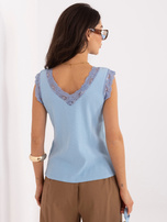 Jasnoniebieski bawełniany top z koronką