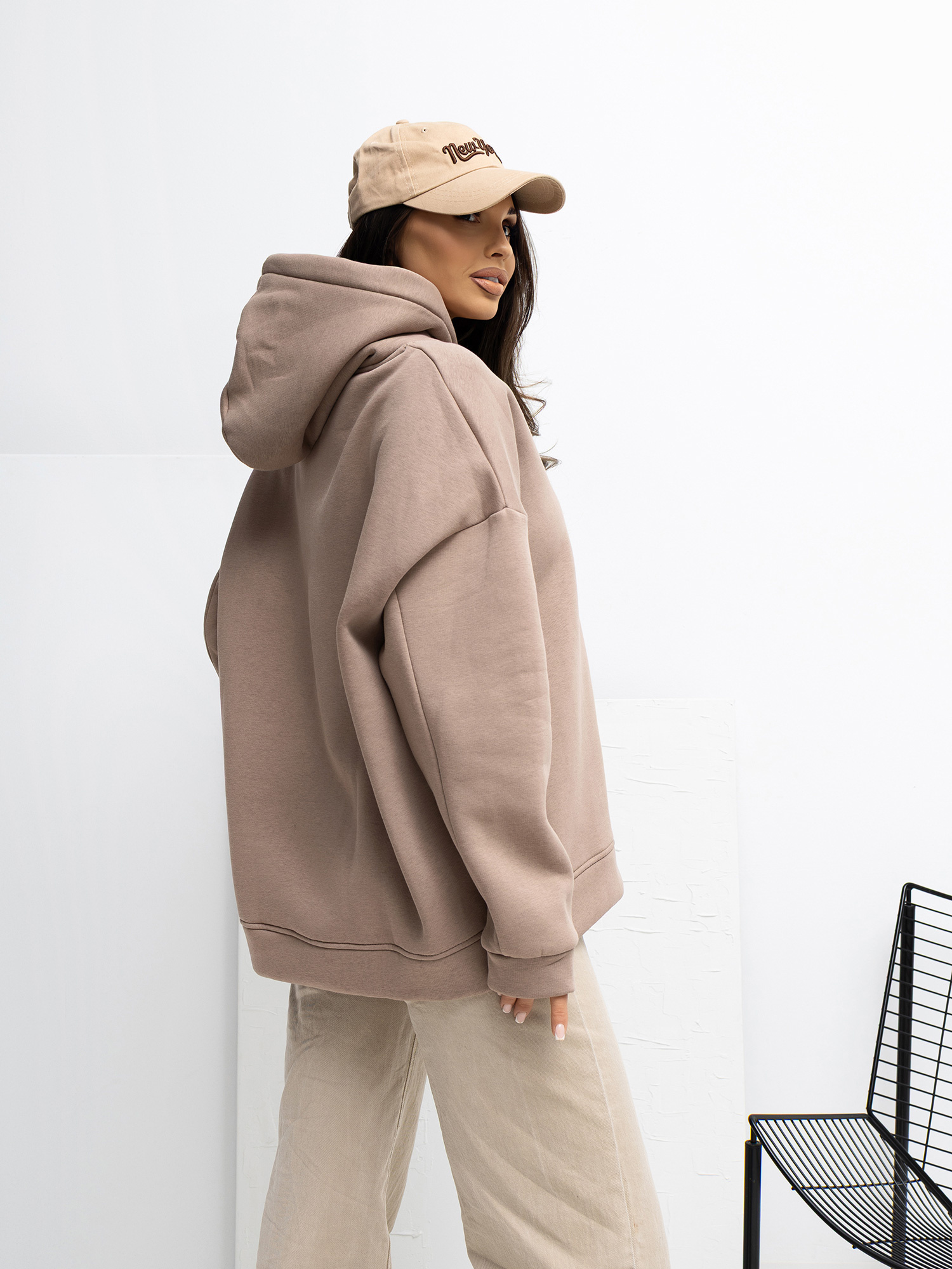 Ciemnobeżowa bluza basic z naszywką RUE PARIS 