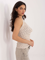 Jasnobeżowy top z ozdobnym naszyjnikiem 