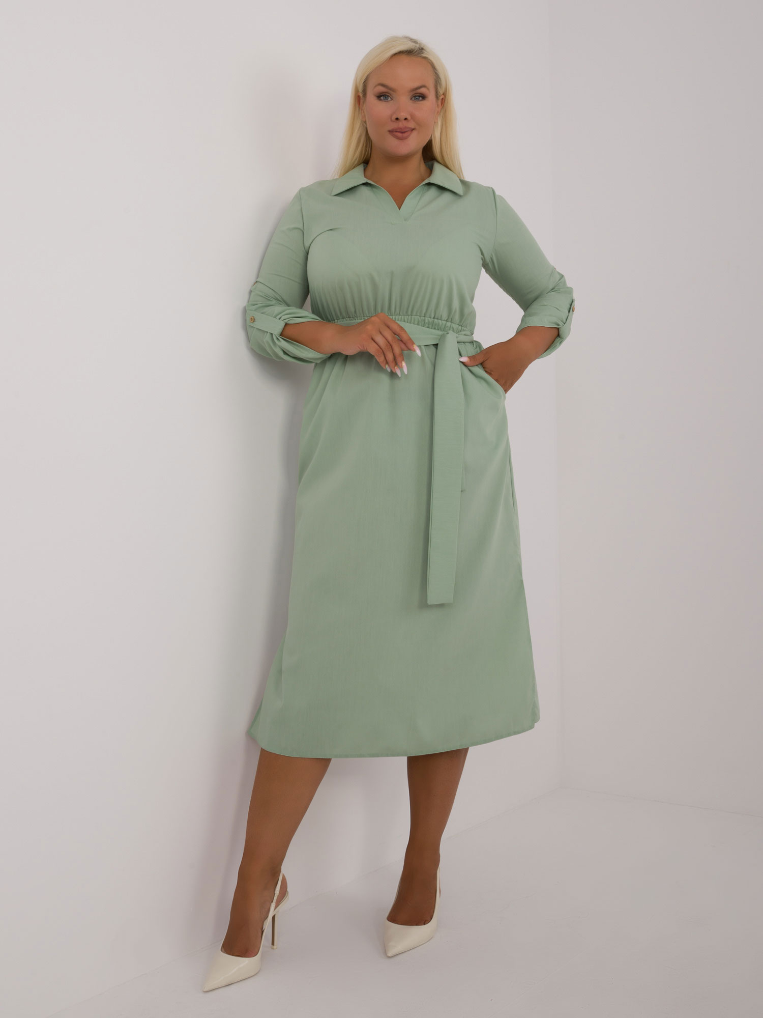 Hurtownia Pistacjowa bawełniana sukienka plus size z podwijanymi rękawami