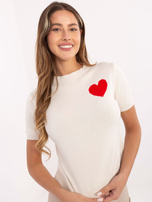 Jasnobeżowy damski sweter z serduszkiem