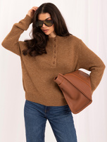 Kamelhaariger, flauschiger Oversize-Pullover mit Stehkragen.