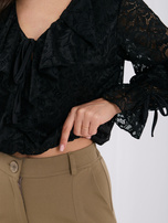 Schwarze Spitzenbluse mit Rüsche.
