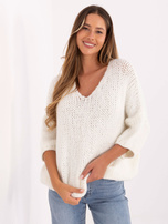 Ecrufarbener Damenpullover mit Alpakaanteil.