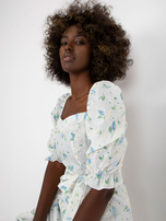 Hurtownia Biało-niebieska midi sukienka z printami i rozcięciem 