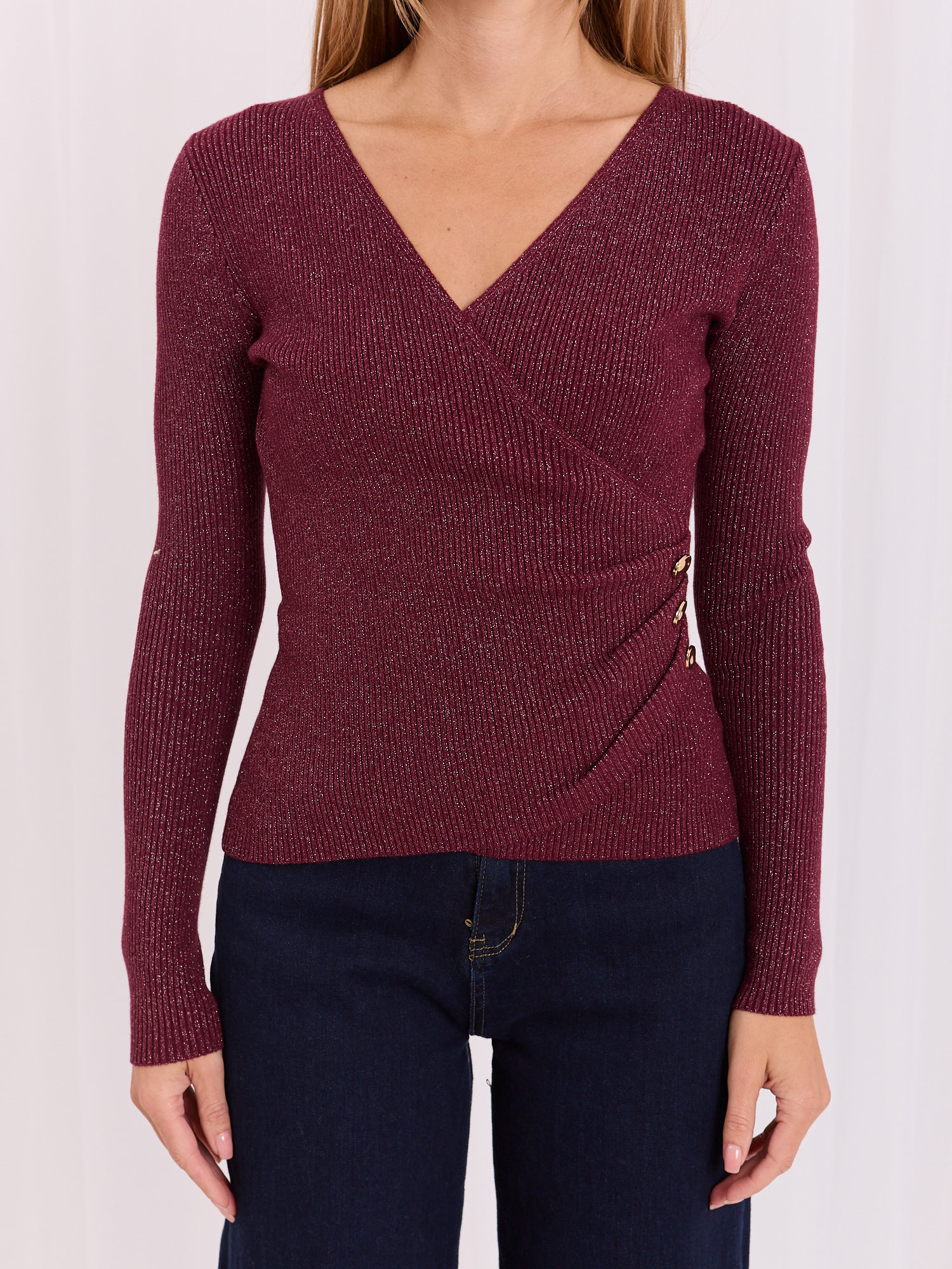 Bordowy elegancki sweter z ozdobnymi guzikami
