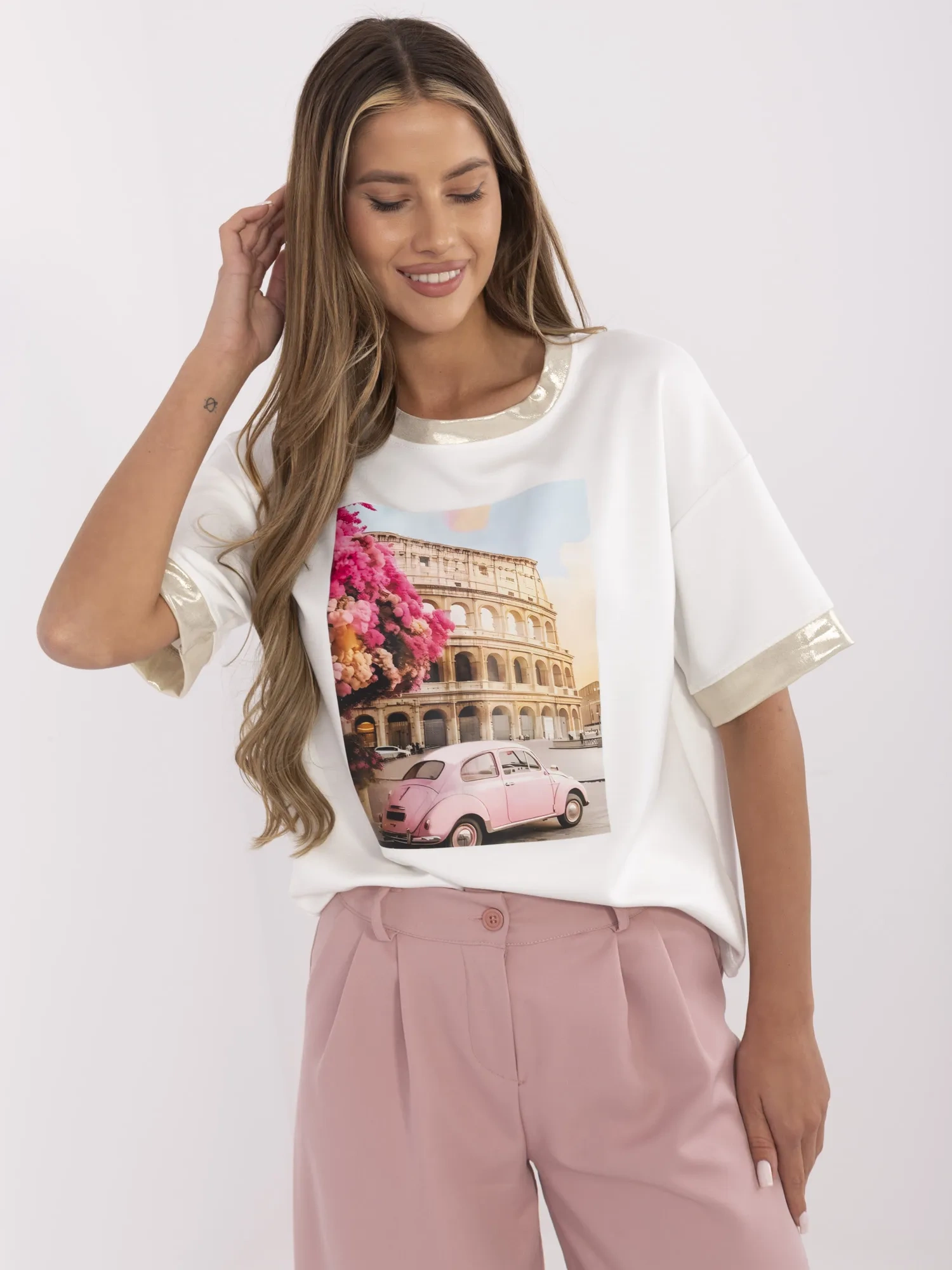 Ecru Damenbluse mit buntem Druck.