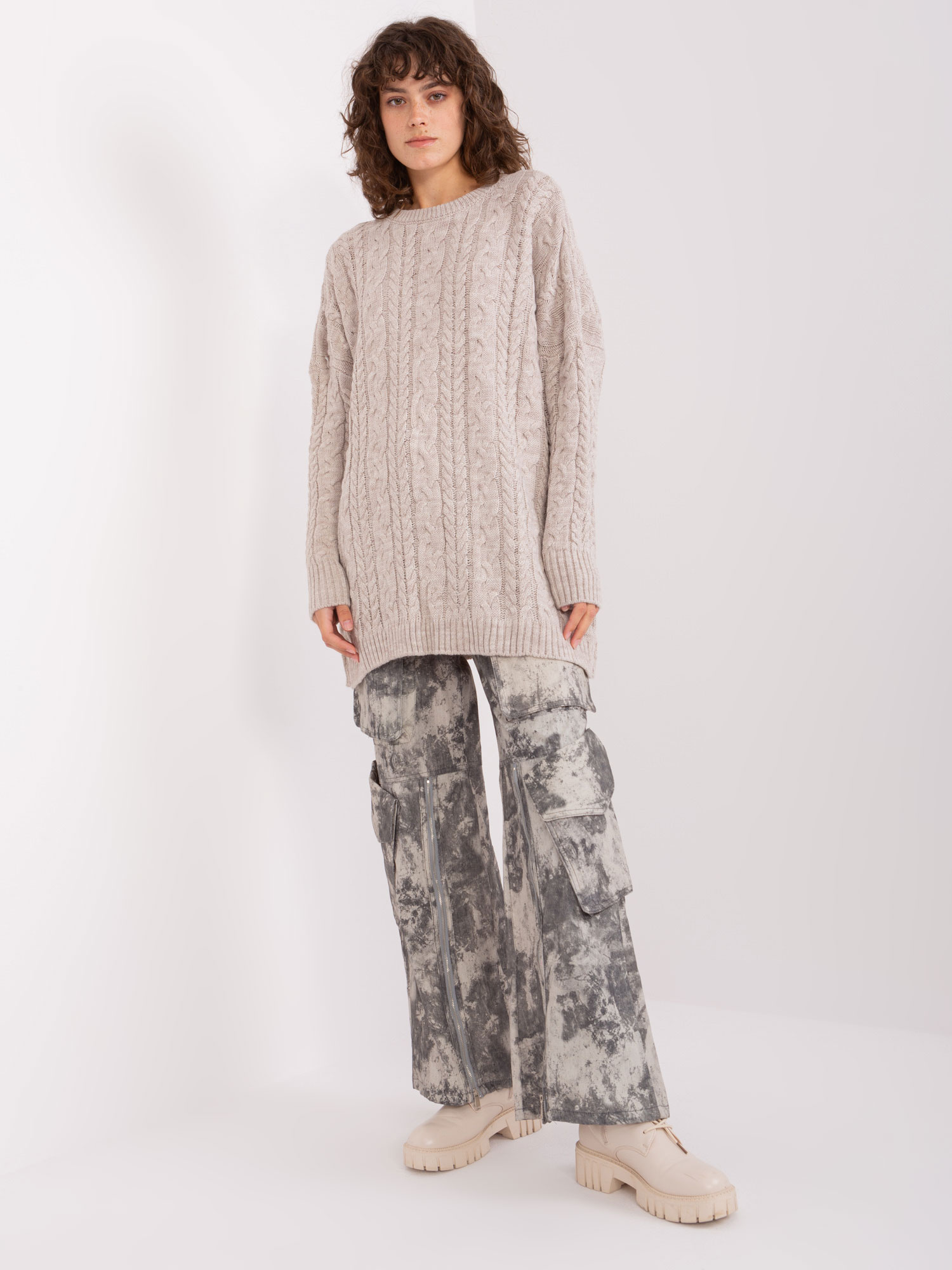 Beżowy damski sweter w warkoczowe sploty