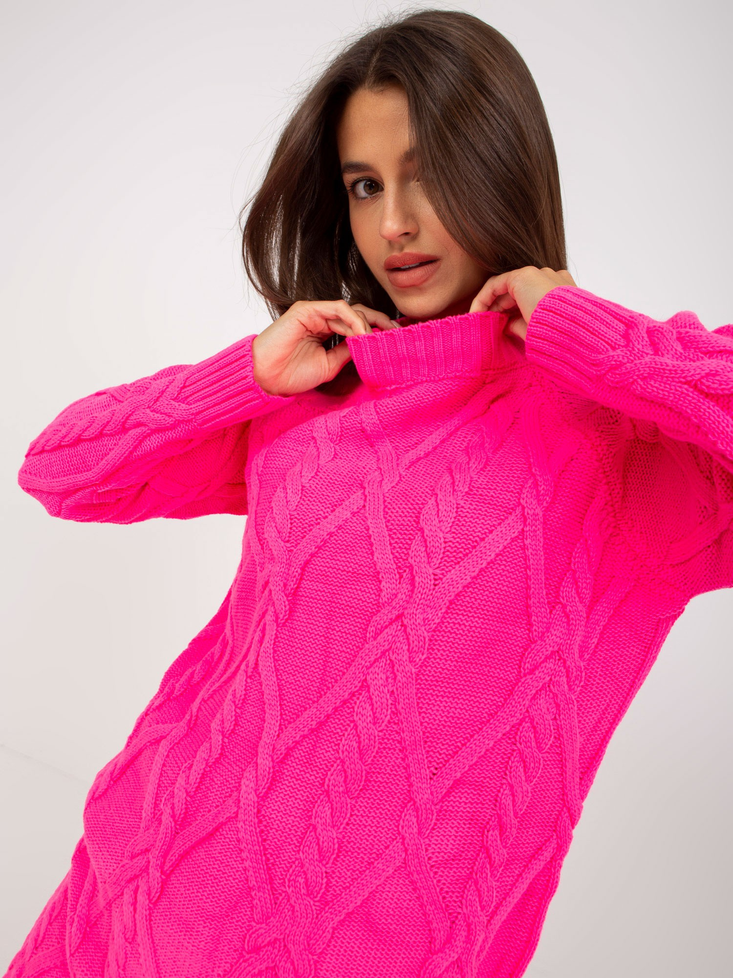 Fluo różowa mini sukienka dzianinowa z warkoczami RUE PARIS
