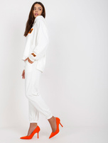 Biały komplet dresowy ze spodniami z wysokim stanem