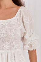 Ecru Sommerkleid mit Puffärmeln.