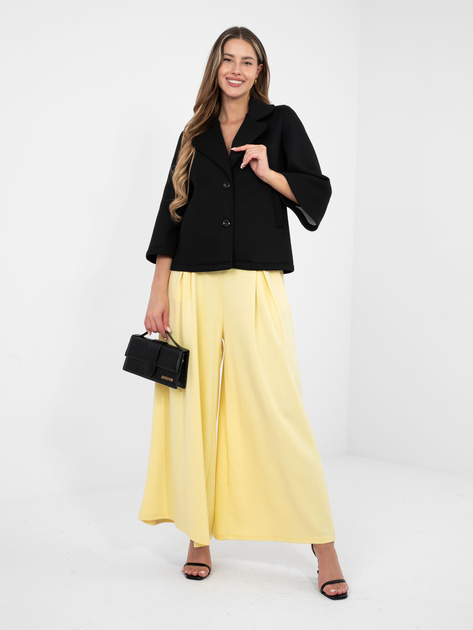 Czarny piankowy płaszcz z kieszeniami