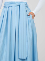 Pastelowa niebieska midi spódnica w paski