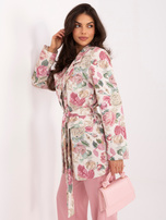 Różowa elegancka marynarka z wiązanym paskiem