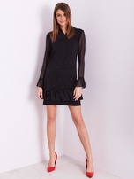 Schwarzes Kleid mit zartem Blumenmuster.