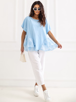 Jasnoniebieska damska bluzka z rozkloszowanym dołem