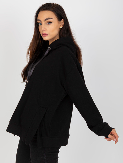 Hurtownia Czarna dresowa bluza z kapturem i troczkami