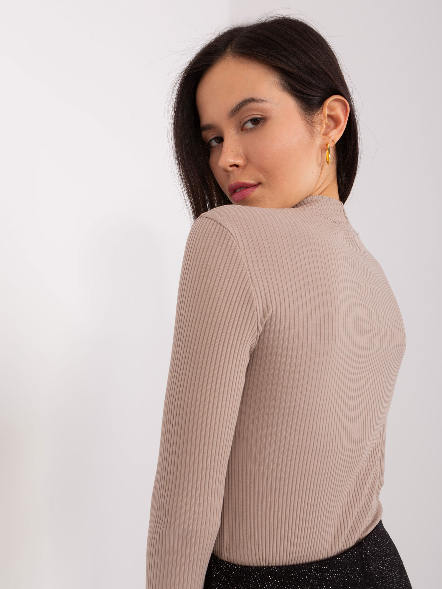 Ciemnobeżowa bluzka prążkowana basic z bawełny BASIC FEEL GOOD