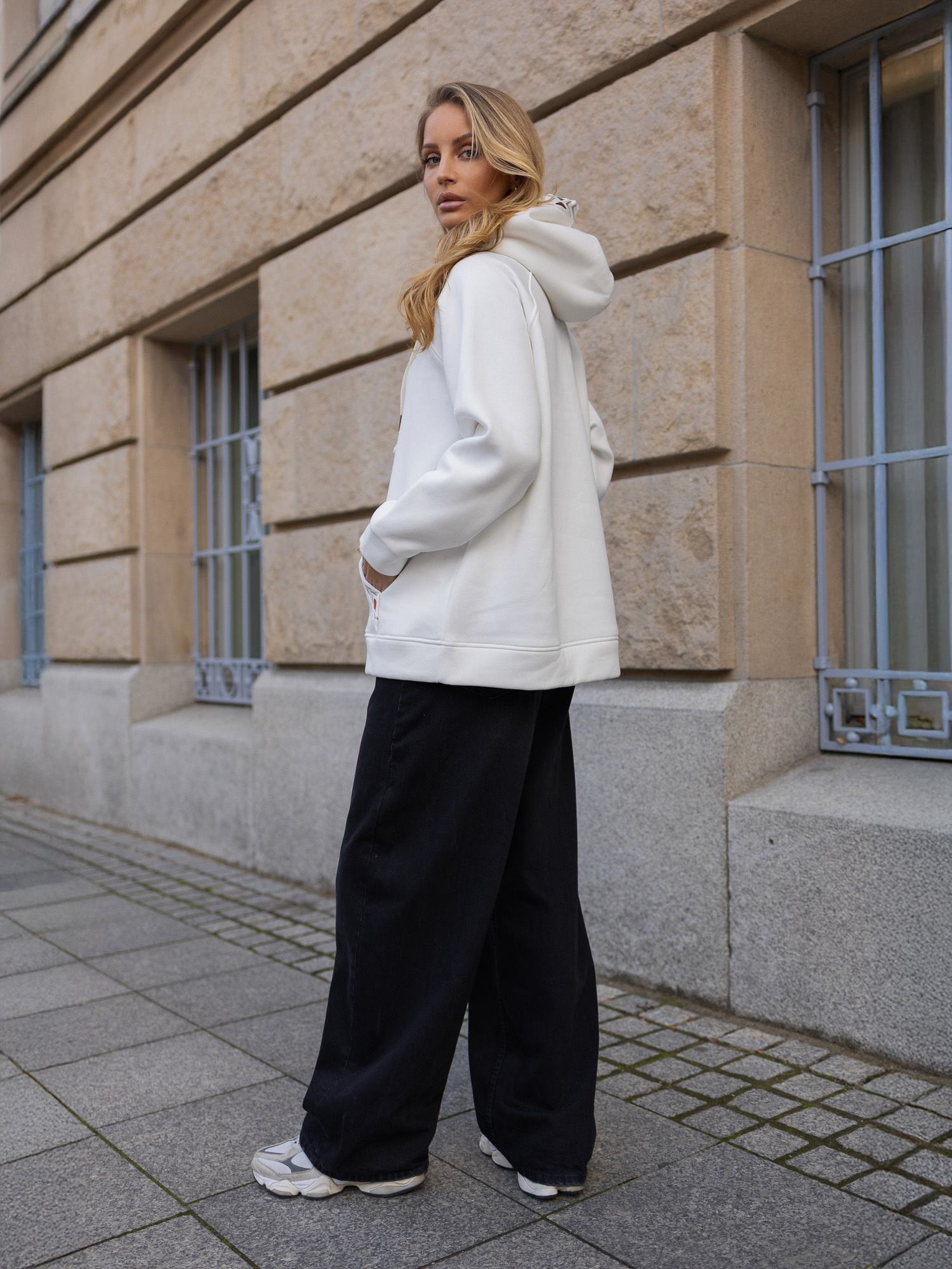 Ecru bluza kangurka oversize z geometrycznym wzorem