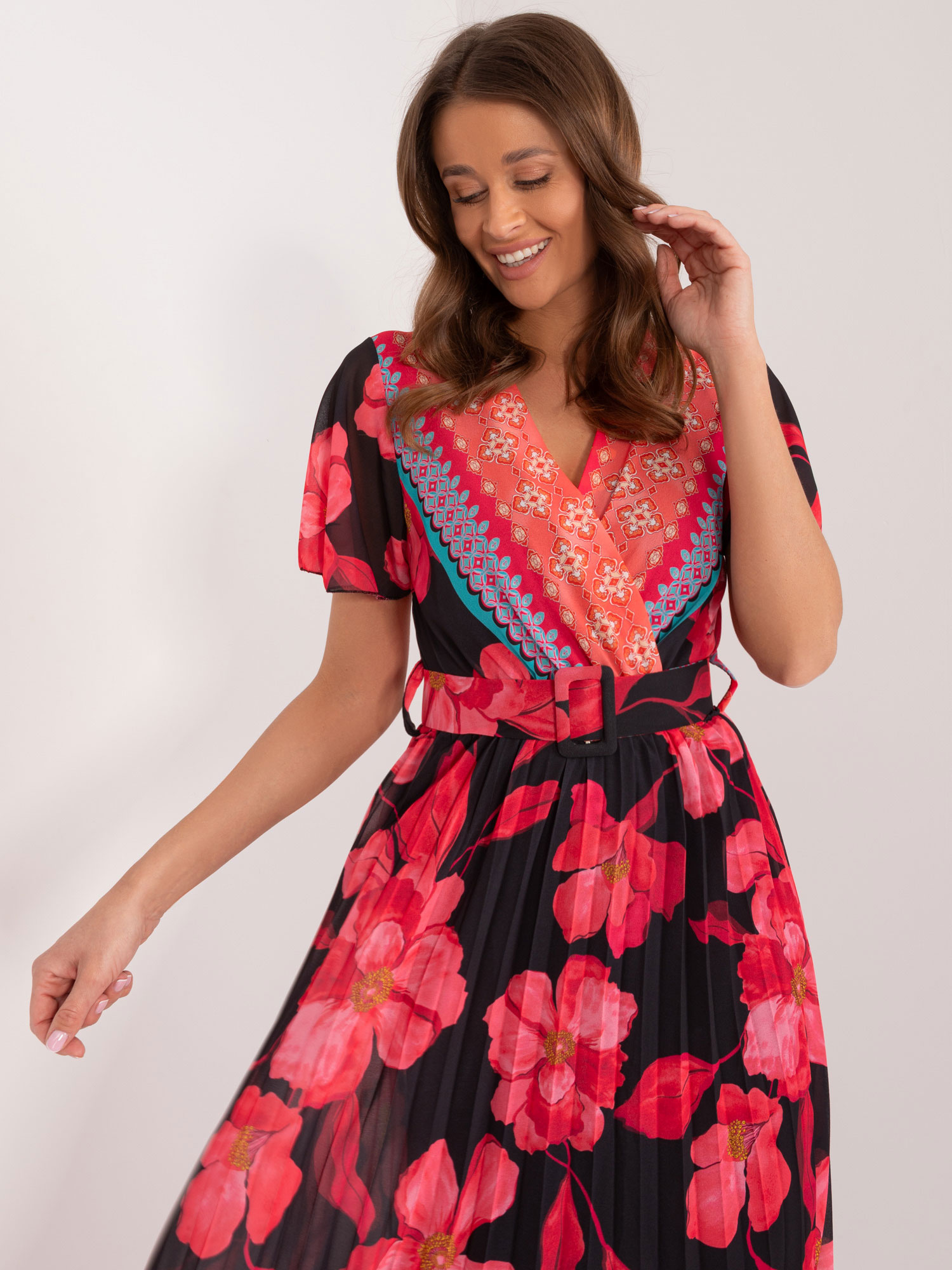 Wholesale black-red patterned dress with short sleeves.