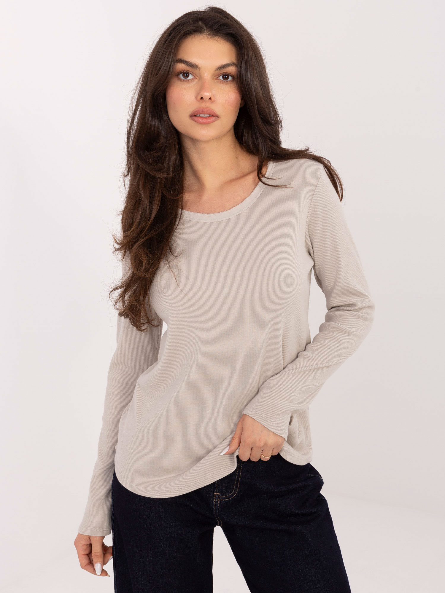 Béžová blůza longsleeve s nášivkou na zádech.
