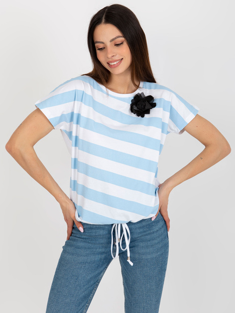 Hurt Biało-jasnoniebieska bluzka w paski z broszką