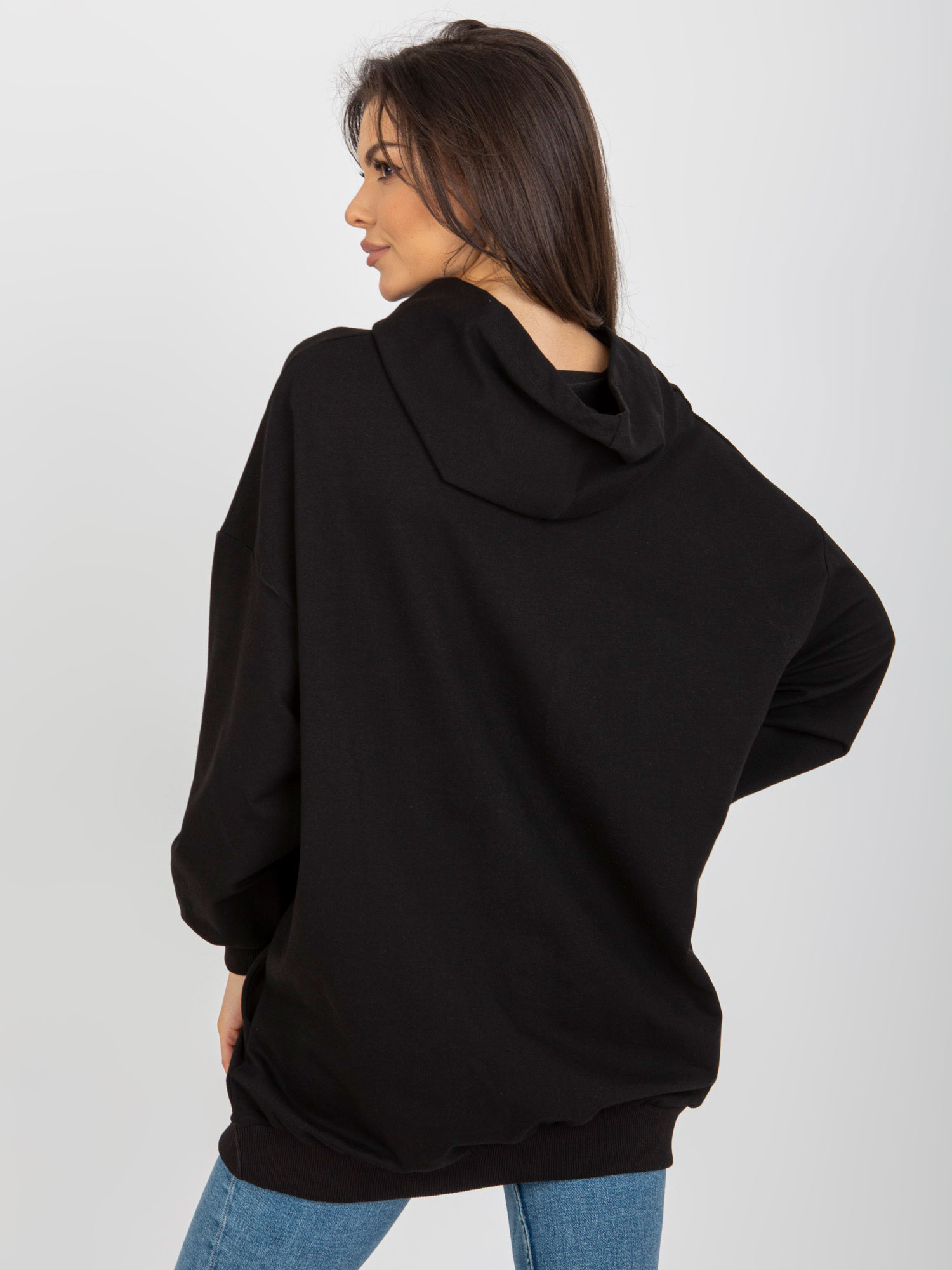 Juoda džemperis su spauda ir kišenėmis.