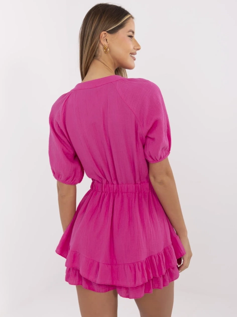 Fuksjowy muślinowy kombinezon o kroju sukienki