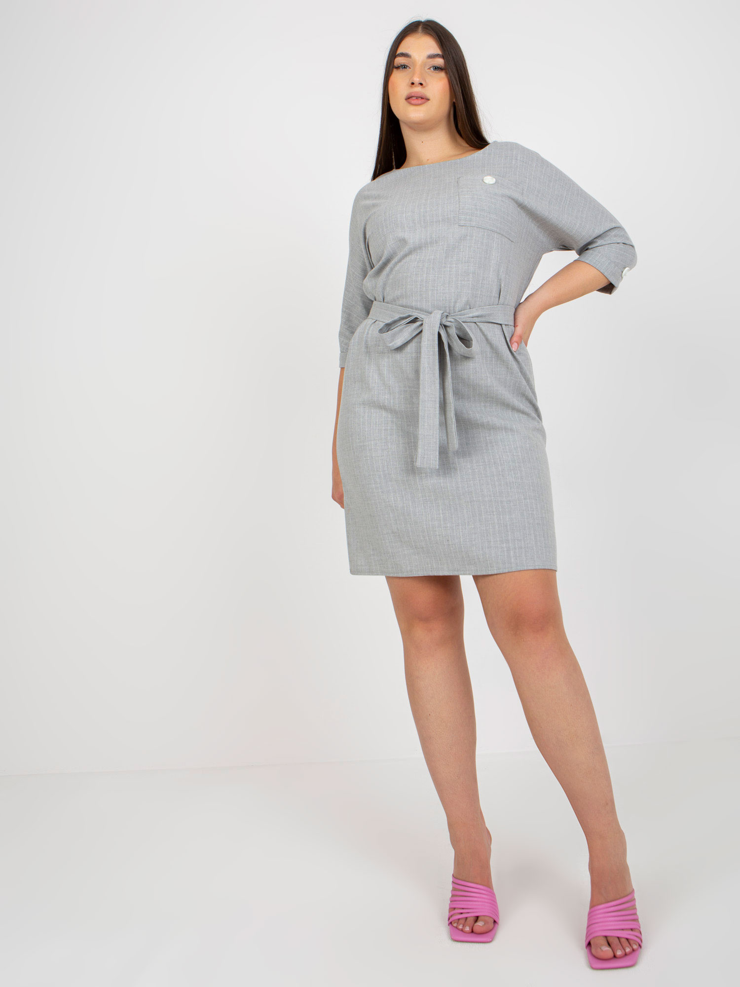 Szara ołówkowa sukienka plus size w paski z rękawem 3/4