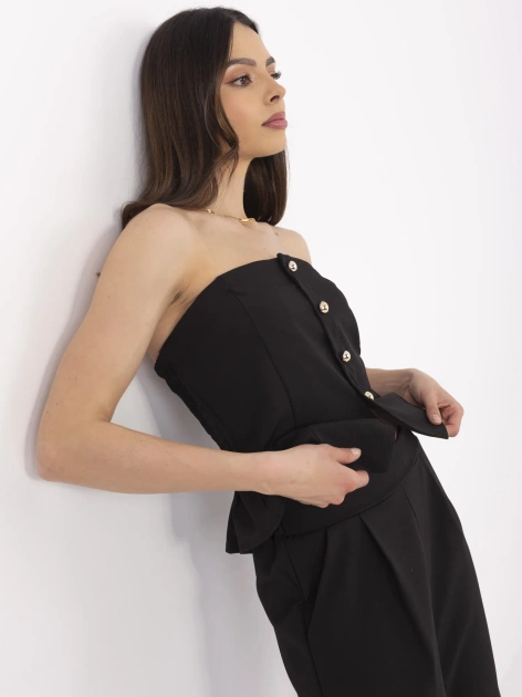 Czarny damski garnitur z ozdobnymi guzikami