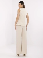 Beżowy damski garnitur z dużymi guzikami 