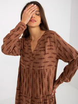 Hurt Brązowa luźna sukienka z printami i falbaną SUBLEVEL