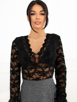 Schwarze, figurbetonte Spitze-Bluse.