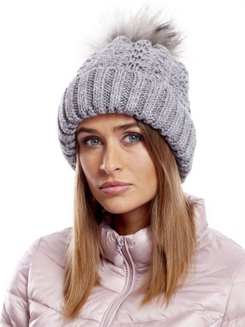Dunkelgraue Mütze mit felligem Pompon.
